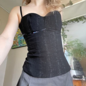 Festtopp - As snygg glittrig topp med paljetter, har avtagbara band ifall man vill ha den som bandeau 🫶