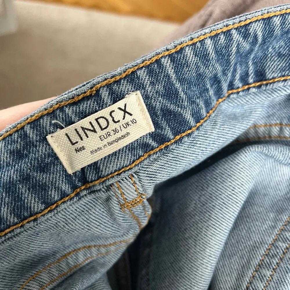 Jättefina Mom-jeans i modellen ”Nea” från Lindex. Storlek 36. Inköpta för ca 2 år sedan, finns fortfarande i butik för 599kr. Jag är 174 cm lång och upplever att de är lite ”för korta” för mig, därav har jag inte använt de så mycket som önskat! . Jeans & Byxor.