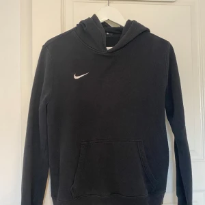 Nike hoodie - Säljer nu min Nike hoodie. Storlek XL, obs barn storlek. Skulle säga att den sitter som en S. Nypris 499kr. Säljer för 100kr