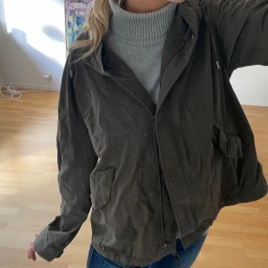 Grön jacka  - Super cool!!! Passar xs-m❣️❣️