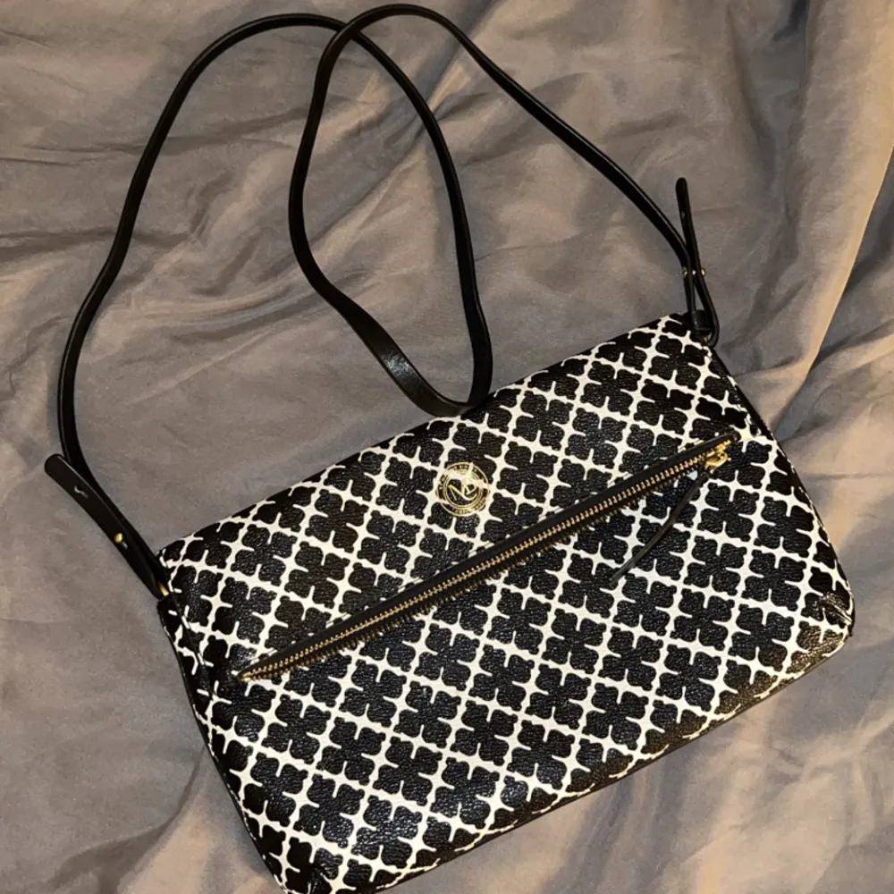 Superfin väska från märket By Malene Birger! Väldigt sparsamt använd, inga defekter. Går även att ta av bandet o ha den som en clutch😊 Nypris 1700kr. Väskor.