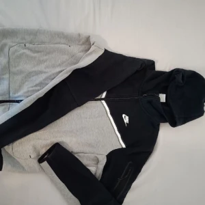 Helt ny Nike tech kofta med storleken M för bara 700kr - Helt ny Nike tech kofta, den passa inte så jag vill helst kunna sälja den ganska snabbt, jag tog på mig den en gång tills jag valde för att sälja den, för bara 700 kr kan du få en helt ny Nike tech med en uppgrade av touch på din stil🤌