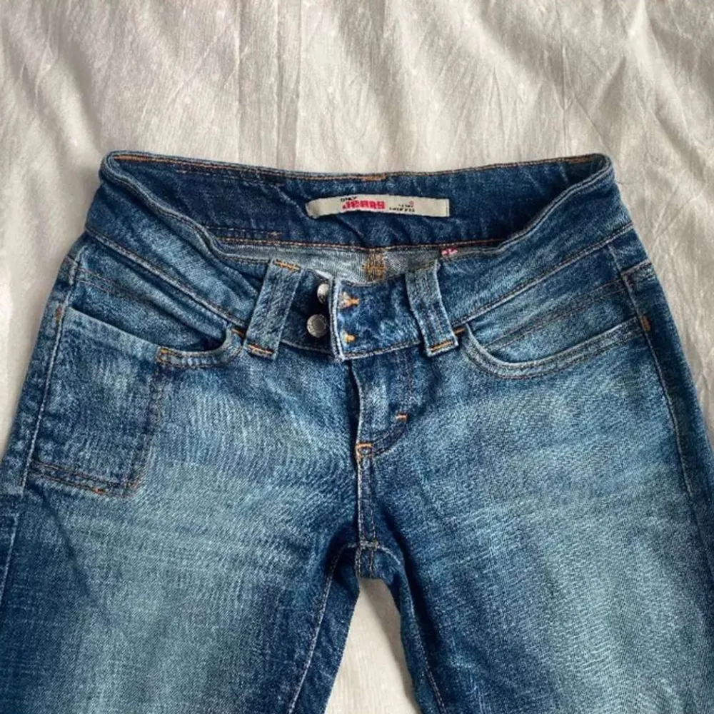 Säljer dessa super snygga lågmidjade bootcut jeans från only 💕 Bilderna är lånade från tidigare ägare! 🚨kan köpas direkt för 499 🚨. Jeans & Byxor.