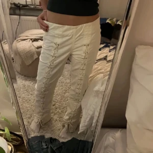 & other stories byxor  - Säljer dessa skirsnygga & other stories byxorna som inte kommer till användning längre. Storlek 38! Köpt för 990kr säljer för 600! Har inga fler bilder!!!!!