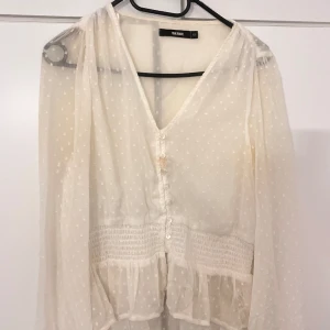 Hej! Säljer denna tröjan på grund av att blusen inte passar.  - Bra skick  Somrig och bra att matcha med jeans  Storlek S