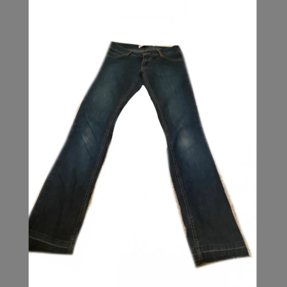 Bootcut jeans med assnygga fickor som är för korta på mig, använta typ 2-3 gånger. Skriv för att få måtten! . Jeans & Byxor.