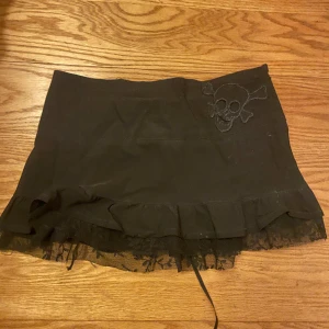 Så fin kjol  - Jättefin kjol, står storlek 40 men skulle den passar en S/M lika bra