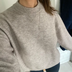 Stickad tröja  - Så mysig och skön tröja! Nästan aldrig använd så i väldigt bra skick! Skriv för fler bilder 