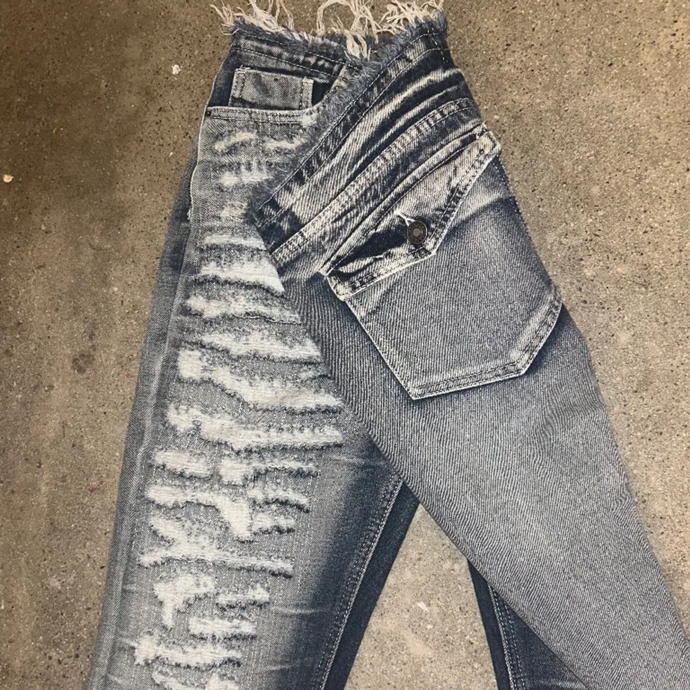 As snygga jeans från Jaded london som tyvärr inte riktigt satt som jag ville. Helt nya med lappar och skickar i orginalpåsen!! W 30 och Innerbenslängd 87cm❣️❣️. Jeans & Byxor.