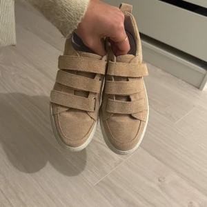 Mocka skor med kardborre - Rosa mockaskor med kardborre band som är i super skick. Använda kanske 1-2 gånger och finns inga skavanker på. Som nya. Finns inte att köpa längre✨