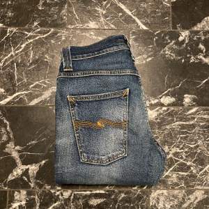 Tja! Säljer dessa fetta Nudie jeans i model Grim Tim. Ny skick 9/10. Ny pris på dessa är 1600 men jag säljer för endast 690. Hör gärna av er vid frågor m.m. Priset är inte hugget i sten!😊