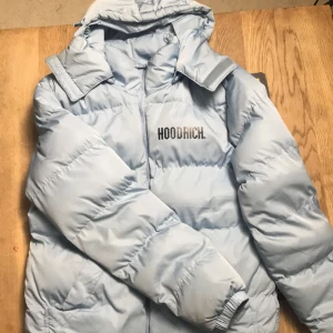Ljus blå hoodrich jacka - Hoodrich jacka knappt använd Pris kan diskuteras 