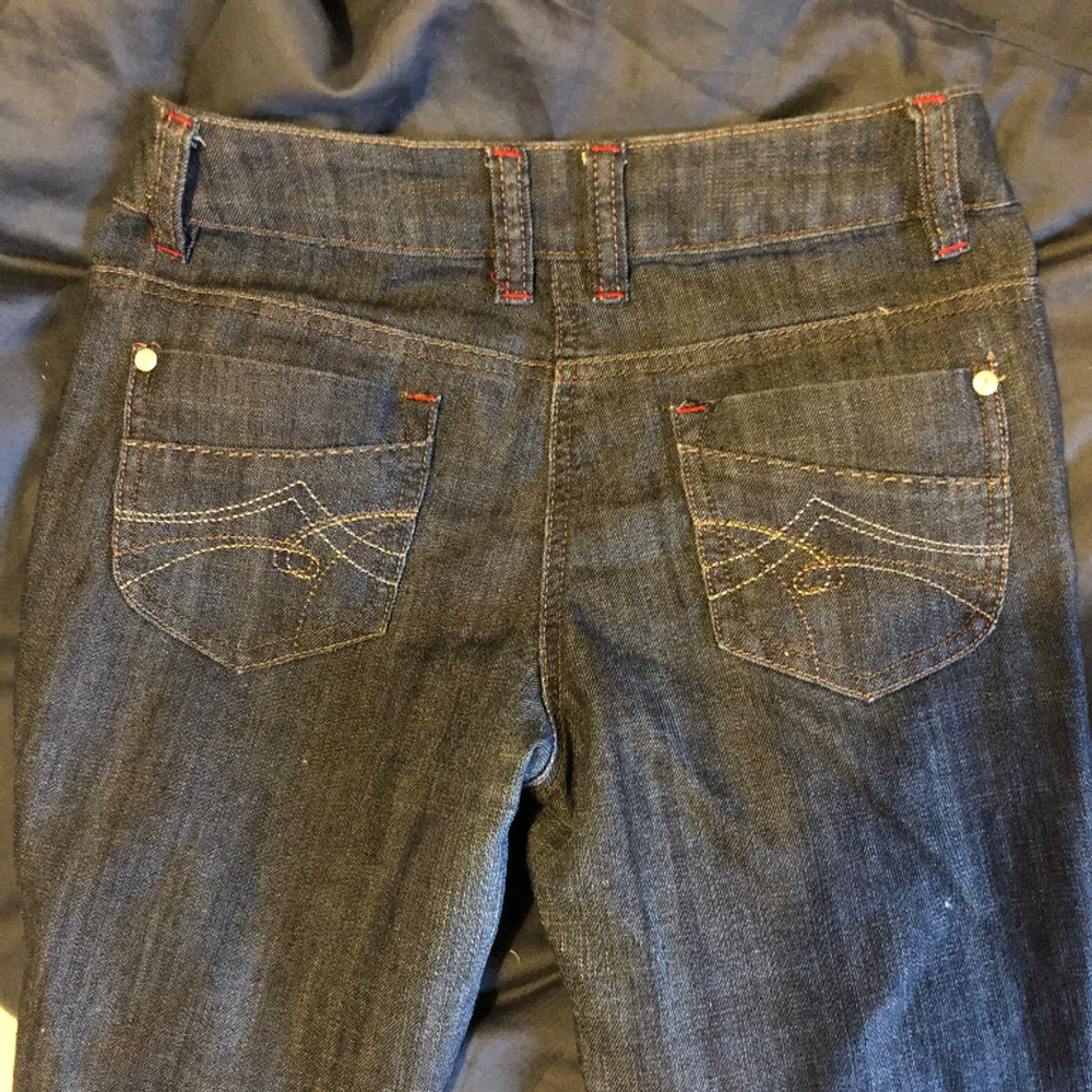 Så snygga lågmidjade bootcut jeans! Köpta second hand men är i fint skick! Midjemått: ca 70cm + strech, innerbenet: 73cm. Jeans & Byxor.