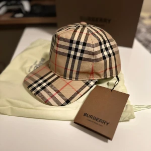 Burrbery keps i utmärkt skick! - Burberry keps i utmärkt skick! Kepsen är knappast använd. Vid snabbaffär kan priset diskuteras.  