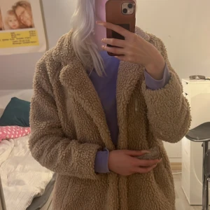 Teddy kappa - Teddy kappa från only, använd en del men bra skick. Storlek S
