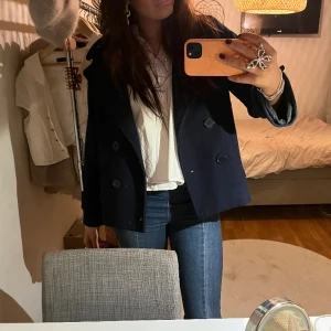 Mörkblå kappa - Säljer denna jättesnygga kappa från design by si i jättebra skick🙏🏼🙏🏼🙏🏼