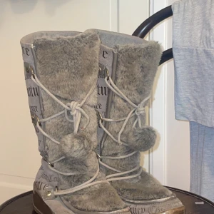 JUICY COUTURE SKOR  - Ett par höga skor/stövlar från juice couture med päls. Pris kan sänkas vid snabb affär 