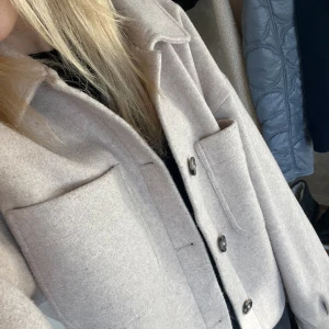 Vår jacka🌷 - Säljer en otroligt snygg vår kappa som passar perfekt nu när det snart är vår🌷 Dessutom funkar denna verkligen till ALLT⭐️ Jag har för mycket jackor så tyvärr har den här inte kommit till så mycket användning, så den är knappt använd💕