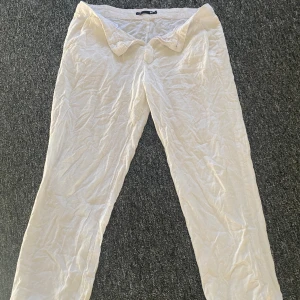 Linnebyxor ifrån lager 157🙌🏼 - Säljer dessa byxor eftersom jag har växt ut dem, de är för korta (jag är 170 cm) 🌟. Stora i midjan, kan töjas ut. Använda många gånger 💕. Inga direkt skador. Nypris 150kr