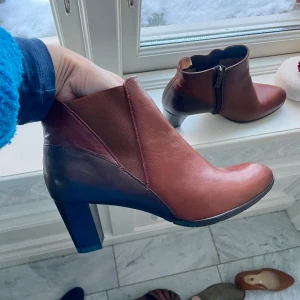 Stövletter läder  - Märke: Ara alltså otroliga stövletter i läder som av någon anledning glömts bort i garderoben.  Storlek: 37,5 Material: Läder Skick: Endast provade