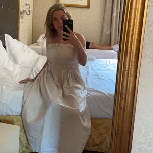 Klänning  - En supersöt somrig klänning! Som ny men för liten på mig nu tyvärr, Bara att skriva om du är intresserad🪷🌸 Jag skulle beskriva färgen som sandvit! Den är gjord i bomull!