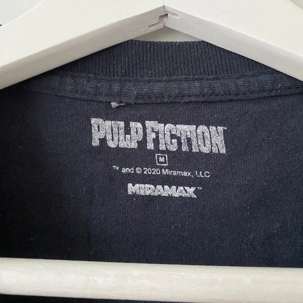 Pulp Fiction t-shirt köpt på Urban Outfitters. Storlek M. T-shirts.