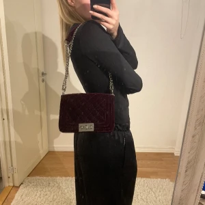 Väska - Vinröd väska från ginatricot ❤️