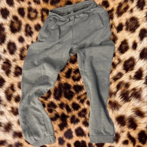 sweatpants  - bra grå byxor,sweatpants.