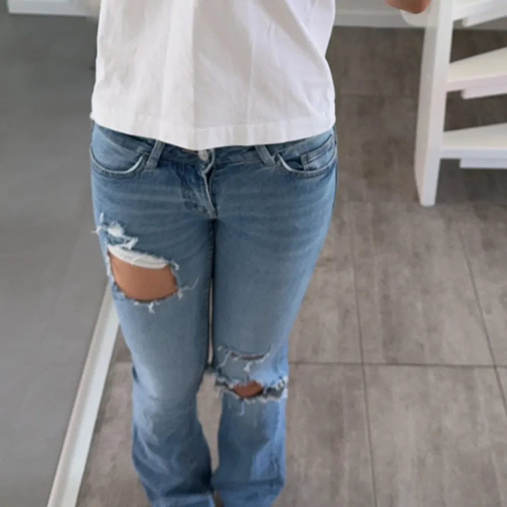 Piss snygga lågmidjade jeans med hål!😍😍  Ingen defekt förutom att en av bältes öglorna gått sönder men inget man tänker på. Säljer då jag har för mycket jeans☺️. Jeans & Byxor.
