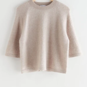 Stickad tröja - Fin Other stories tröja i fint skick. Säljs på grund av att jag tröttnat på den och den kommer inte till användning längre.  Köparen står för frakt. Skriv för bilder.