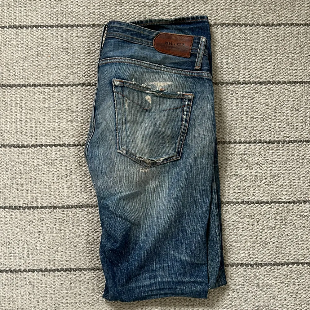 Tja säljer dessa feta jeans från NN07 nypris kring 2 tusen mitt pris 399kr, mer åt pösiga hållet inte slim med slit design hör av vid funderingar.. Jeans & Byxor.