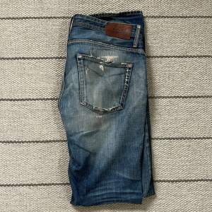 Tja säljer dessa feta jeans från NN07 nypris kring 2 tusen mitt pris 399kr, mer åt pösiga hållet inte slim med slit design hör av vid funderingar.
