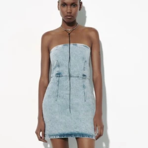 Jeansklänning - Skit snygg jeans klänning från zara som aldrig är använd då den var för liten, storlek S men kanske lite liten i storleken!