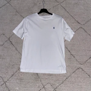 Ralph lauren t shirt - RL t shirt i bra gick. Nästan aldrig använd.