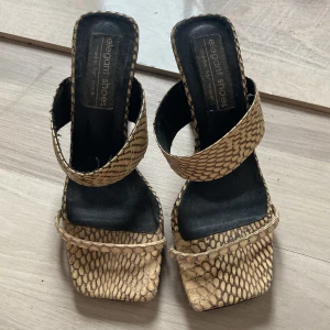 Klackar -  Super snygga äkta ormskinn läder klackar. Jättebra skick! Storlek 37-38🫶🏼 Priset går att diskuteras vid snabb affär.