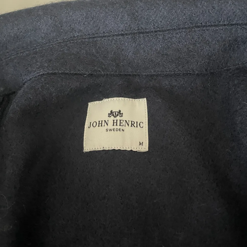Jag säljer min John Henric kappa/overshirt, Stl M helt ny använd en gång! köpt för 1800. Jackor.