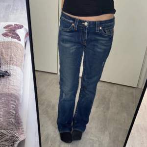 Lågmidjade true religon jeans super fina!  Midjemåttet tvärs över är 38 cm och innerbenslängden är 74cm🤗