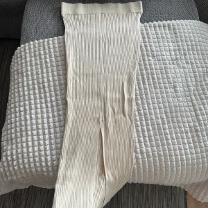 Lång ljusbeige kjol med slit ifrån Gina  - Storlek: S Skick: helt oanvänd