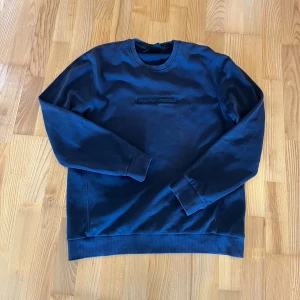 Peak performance tröja - Tjena, säljer nu mina sköna mörkblåa Peak Performance tröja. Storleken är Large och tröjan är använd en del. Inga defekter mer än att den är lite urtvättad. Hör av dig vid funderingar, pris kan diskuteras.