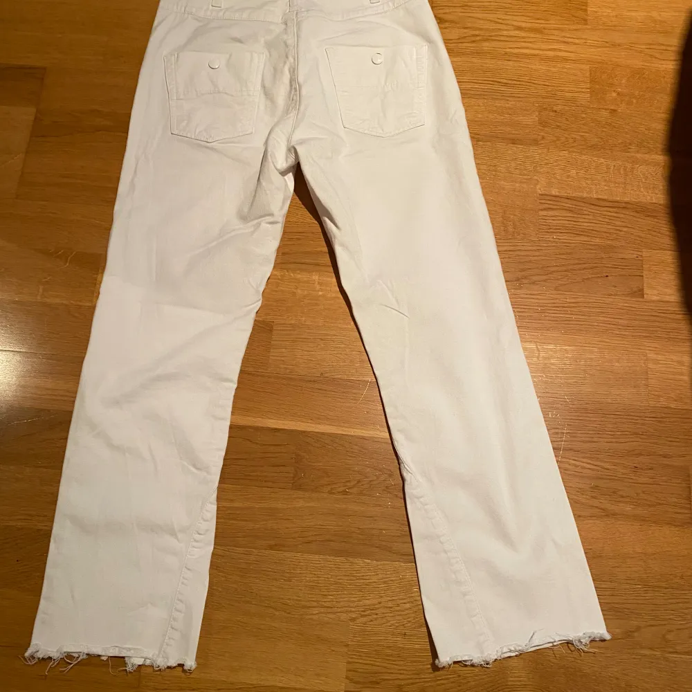 Vita Filippa K jeans i använt skick . Jeans & Byxor.