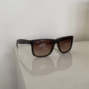 Ray-ban glasögon - Säljer dessa feta raybans då jag ej använder de, köpta för 1000kr. Sparsamt använda i min ägo , kolla skicket på bilderna. Postar säkert så de ej går sönder, hör av er vid frågor 😊