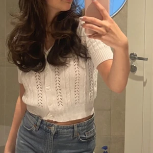 Stickad blus  - Jätte fint stickad blus med knappar fram!🤍