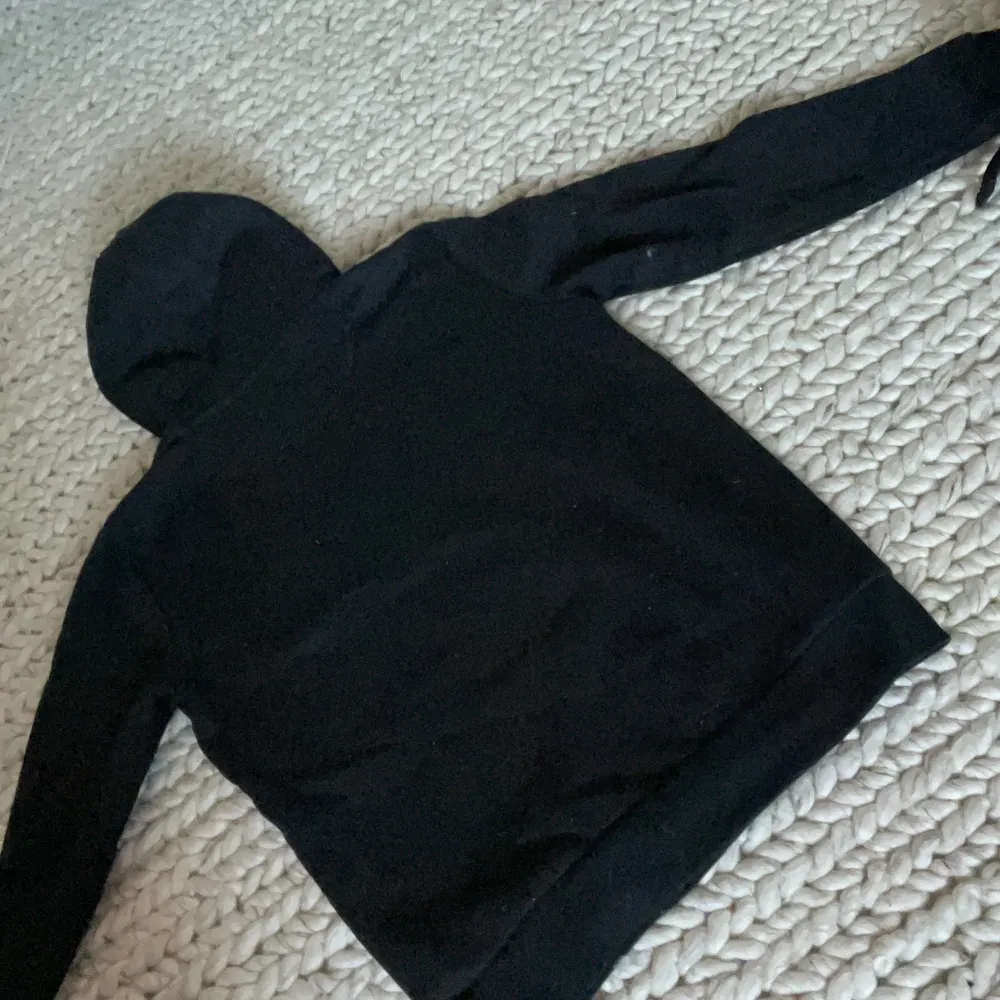 Denna hoodie är köpt från JD och har storleken 12-13 år.. Hoodies.