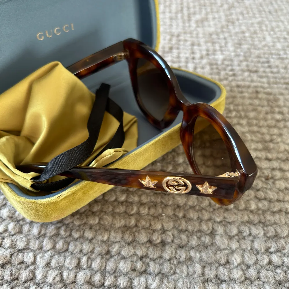 Bruna melerade solglasögon från Gucci i modellen GG0208S Sparsamt använda Inköpspris 3500 :-   Fodral medföljer. Accessoarer.