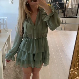 Grön zara klänning  - Grön klänning som är använd en gång. Storlek S. Finns inte kvar på hemsidan och passar perfekt till midsommar 