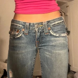 True religion jeans  - Säljer dessa fin true religion jeans med midjemåttet 39cm och storlek 25, knappen lite trasig men går lätt att fixa 😊