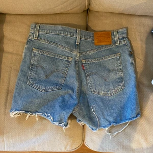 Levi’s shorts - Jättefina jeansshorts från Levi’s🤍 Knappt använda så mycket bra skick Säljs då dom blivit för små för mig Nypris: 699kr Storlek: 27 i midjan