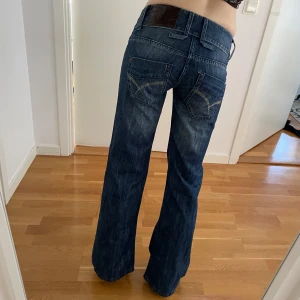 lågmidjade bootcut jeans - älskar!!! midja: 35 innerben: 77