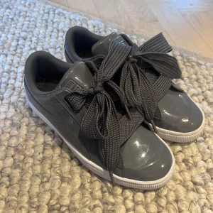 Puma sneakers  - Jättecoola Puma skor med stora skosnören. Jättefint skick, knappt använda. Nypris runt 600💓