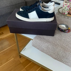 VALENTINO flycrew - HAR FÅTT BUD PÅ 1900 Tjena! Säljes pga av ny köpta skor Size 41 fits 41-42,5 Skick 6,5 Pris: 1700, köpte dem för 4500 för 2 år sen KOM MED BUD mvh Simon Ny skosnören till kommer 